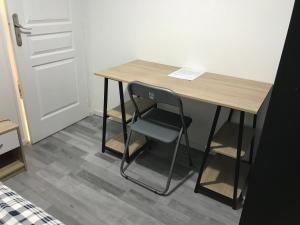 Sejours chez l'habitant Chambre lit une personne, espaces partages, 10km de Paris, 2km du metro : Chambre Simple avec Toilettes et Douche Communes