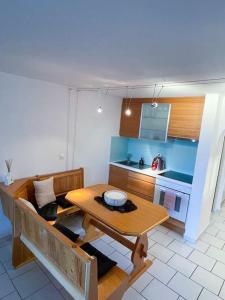 Private apartment with parking spot in the center