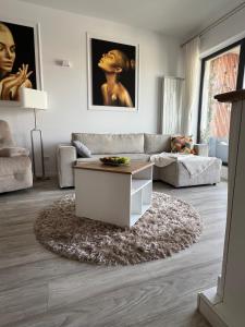 Cathedral Uptown-Urban Comfort with Balcony