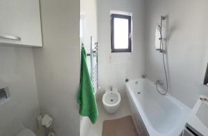 Cathedral Uptown-Urban Comfort with Balcony