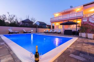 Family Friendly Pool House Ana - Happy Rentals