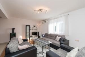 Family Friendly Pool House Ana - Happy Rentals