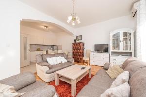 Family Friendly Pool House Ana - Happy Rentals