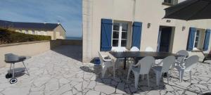 Maisons de vacances Maison de 4 chambres a Grandcamp Maisy a 100 m de la plage avec vue sur la mer jardin clos et wifi : photos des chambres