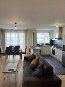 Super 3 pcs et Parking aux portes de Paris et stade de france à proximité des sites touristiques parisiens Montmartre , champs Élysée ,châtelet etc et des transports métro,RER ,wifi disponible