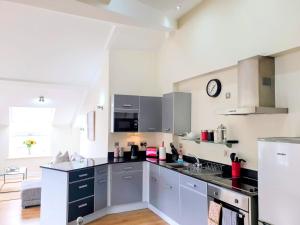 THE PENTHOUSE AT REGENT HOUSE Light and airy top floor with lift access 1 bedroom en-suite luxury apartment ULTRA CENTRAL LOCATION