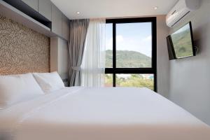 Tropics Kamala Hill View Suite CTG D707, near Beach and Fantasea