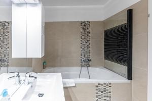 Penthouse Suites by JR City Apartments