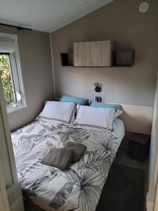 Campings Mobilhome tout confort, proche Saint-Malo, a 50 m de la plage et du GR34 : photos des chambres