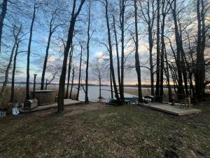 Kaimukas - namelis prie ežero keturiems