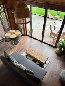 Kaimukas - namelis prie ežero keturiems