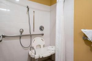 King Room - Mobility Access/Non-Smoking room in Super 8 by Wyndham Salisbury