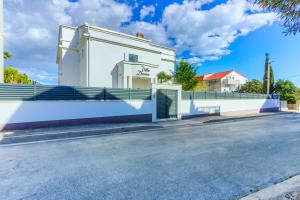 VILLA DANICA with heated pool and jacuzzi