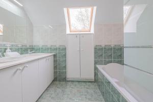 Maisons de vacances *Disneyland-Paris a 20 min* 11 pers, Golf, Billard : photos des chambres