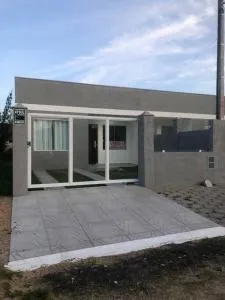 Casa em Atlântida Sul, com 2 quartos e 2 banheiros, com ar condicionado. - شانغريلا