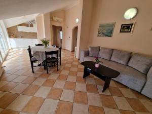 Apartments with parking space Crikvenica - 22516