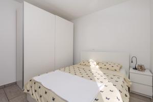 Apartments with parking space Barbat, Rab - 22584