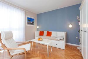 Apartments with parking space Makarska - 22758