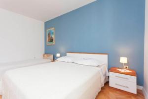 Apartments with parking space Makarska - 22758