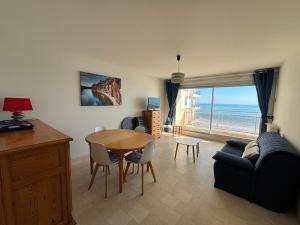 Appartement T2 face à la plage, 4 couchages, avec balcon – Les Sables-dOlonne - FR-1-197-534