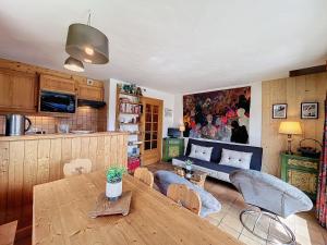 Appartement Mont Blanc : 2 chambres, terrasse, parking et équipements modernes - FR-1-560-131