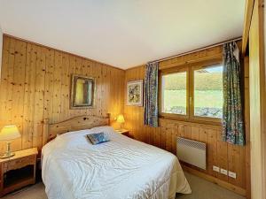 Appartement Mont Blanc : 2 chambres, terrasse, parking et équipements modernes - FR-1-560-131