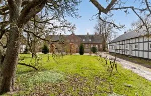 11 Bedroom Pet Friendly Home In Rønde - Følle