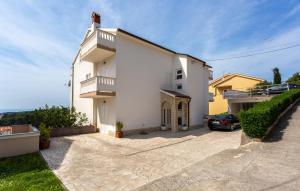 Amazing Apartment In Banjol With Wifi