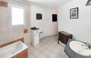 Maisons de vacances 3 Bedroom Gorgeous Home In Creissan : photos des chambres