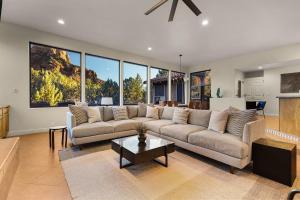 Mammoth Rock Splendor Family Home-Close to town, Huge Spa & Game Room