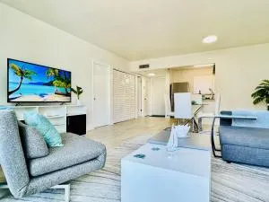 Coastal Charm: Waterfront with Free Parking - Walk to Beach - نورث ميامي بيتش