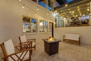 HUGE Golf course Family home-FREE Heated Pool-Theater-Gym