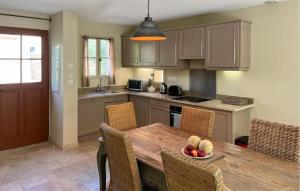 Maisons de vacances Awesome Home In Saint-Laurent-De-La-Cabrerisse : photos des chambres