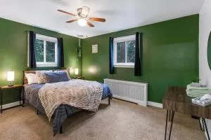 4-bedroom-Private cozy backyard w firepit - Reinholds