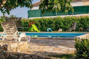 Ferienhaus mit Privatpool für 6 Personen 2 Kinder ca 100 qm in Posedarje, Dalmatien Norddalmatien