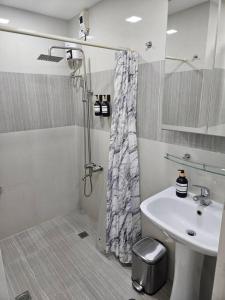 BGC Beautiful Large 1 Bedroom Condo Sleeps 3 Adults