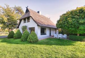 Reetdachhaus mit großem Garten und Kamin