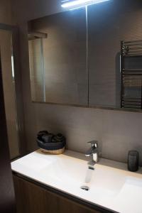 Ariadnis Spacious 3Bd home, 10 mins to Airport, Port, Beach