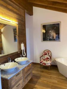 Penthouse spa access , 6 bedroom, 6 baths by Jolidi