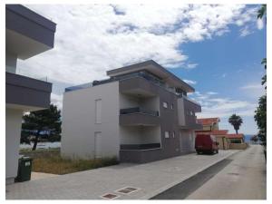 Blizina Mora II Modern Retreat