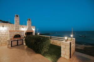 Seafront Villa Cside w BBQ and private yard