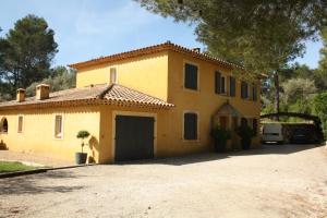 Très belle Bastide provençale avec Piscine pour 10 Personnes