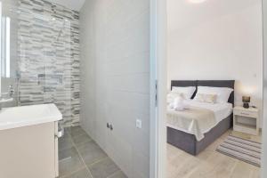 Ferienhaus mit Privatpool für 8 Personen ca 125 qm in Vrsi, Dalmatien Norddalmatien