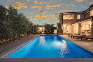 Ferienhaus mit Privatpool für 8 Personen ca 220 qm in Peruski, Istrien Bucht von Raša