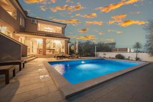 Ferienhaus mit Privatpool für 8 Personen ca 220 qm in Peruski, Istrien Bucht von Raša