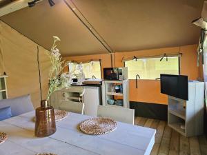 Safaritent met privé sanitair in hoofdgebouw