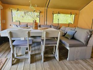 Safaritent met privé sanitair in hoofdgebouw