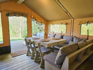 Safaritent met privé sanitair in hoofdgebouw