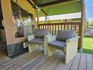 Safaritent met privé sanitair in hoofdgebouw