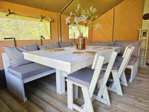 Safaritent met privé sanitair in hoofdgebouw